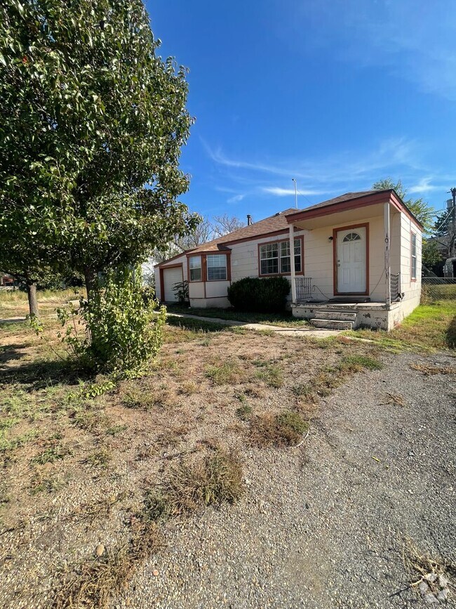 Building Photo - Beautiful 3 bed 2 bath home with attached ...