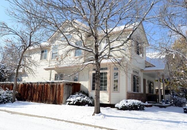 Building Photo - Sunny and Bright 5 bed, 4 bath Home with L...