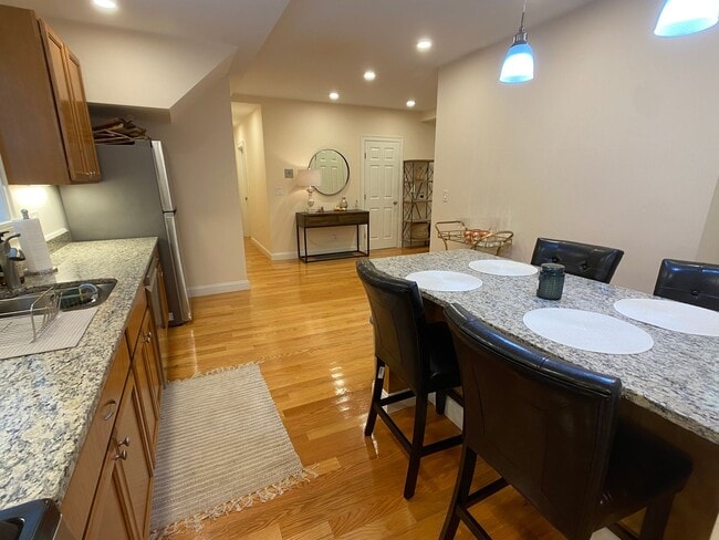 Building Photo - Awesome 4 bed 2 bath in Somerville... Don't miss out!!