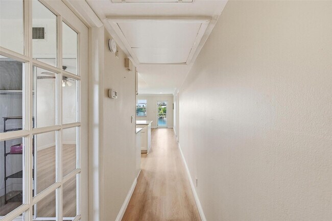 Photo - 801 NE 18th Ct Unidad 202