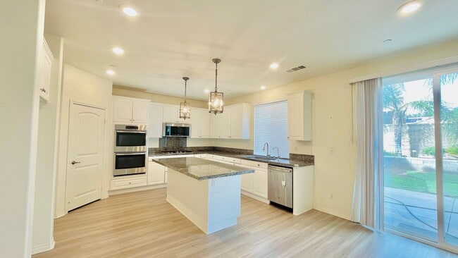 11998 Santiam Ct
