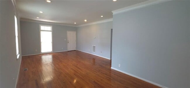 Photo - 699 Smith St SW