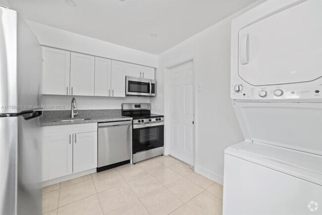 Building Photo - 2 bedroom in North Miami FL 33160 Rental