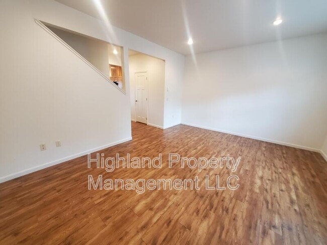 Photo - 512 NE Stadium Way