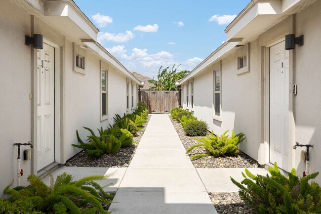 "Spacious 3-Bed Oasis with Granite Elegance in Weslaco!"
