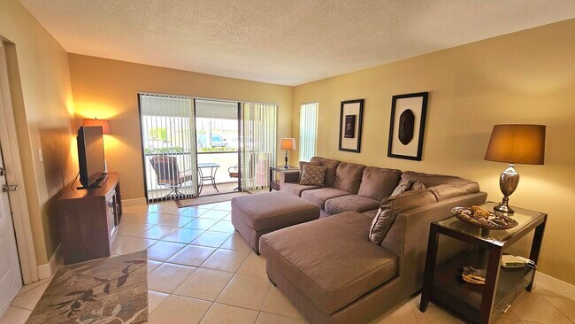 Photo - 1005 Green Pine Blvd Unidad E1