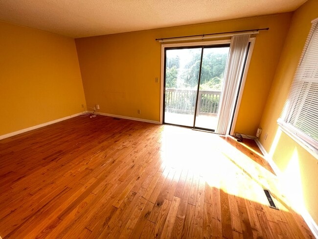 Photo - Inviting, updated 4br 3.5ba duplex w/ park...