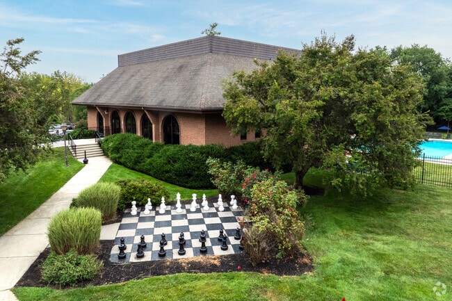 Casa club y oficina de arrendamiento - Meadowbrook Apartments