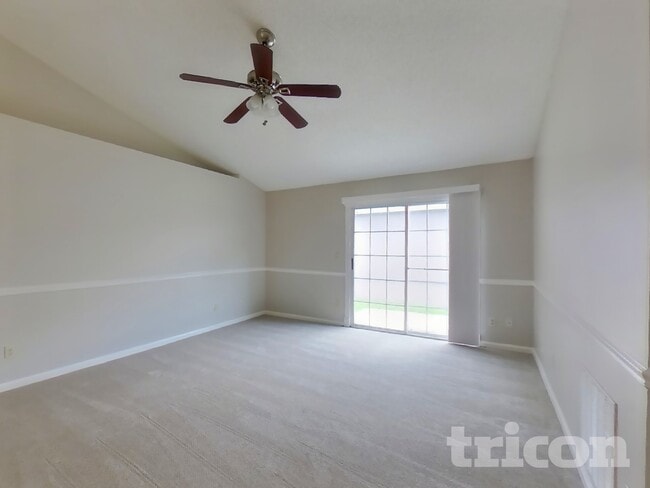 Photo - 1854 MacKenzie Ct N
