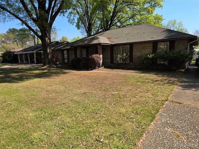 Photo - 744 Ledyard Pl