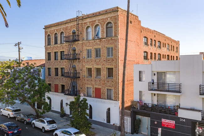 Primary Photo - Manhattan Place Apartments