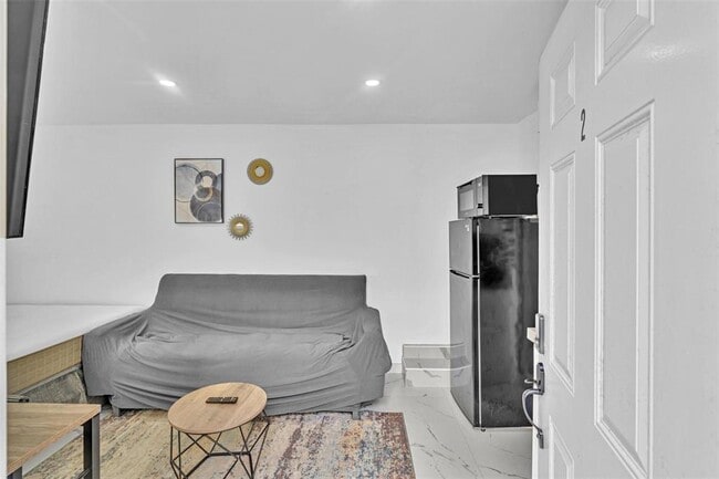 Building Photo - 4328 SW 49th Ct Unit Efficency Rental