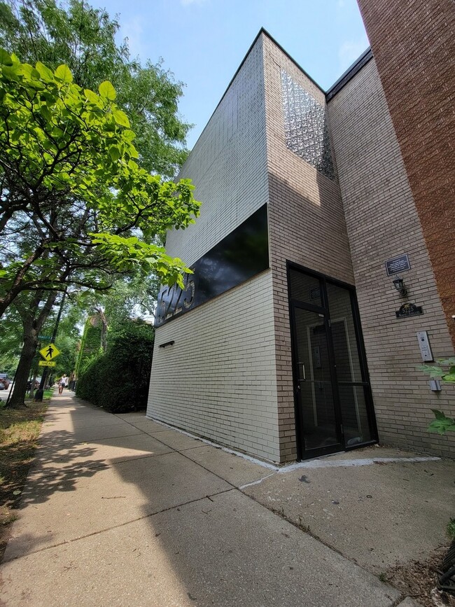Building Photo - 5225 N Ashland Ave Unit 3B Rental