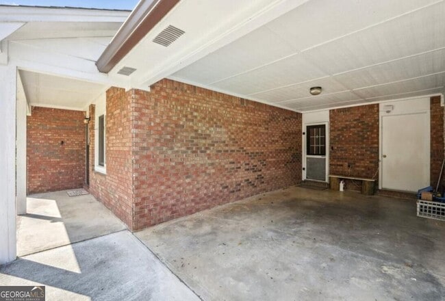 Photo - 886 Perimeter Rd