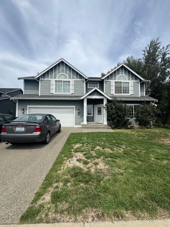 Building Photo - HUGE PET FRIENDLY Rental