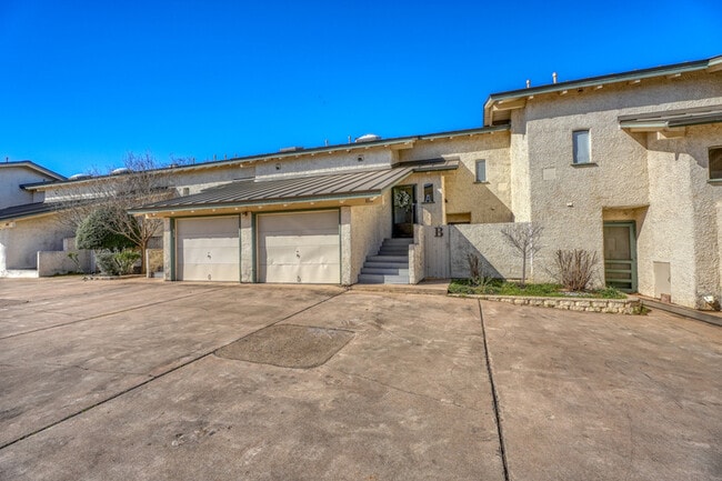 Building Photo - 207 Hi Cir N