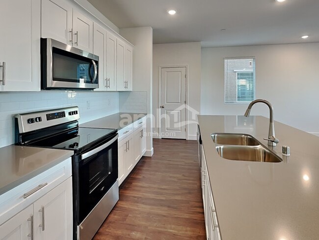 Photo - 296 Yasmin Daylily Pl