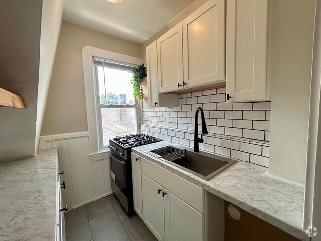 Building Photo - 84 Durfee St Unit 3 Rental