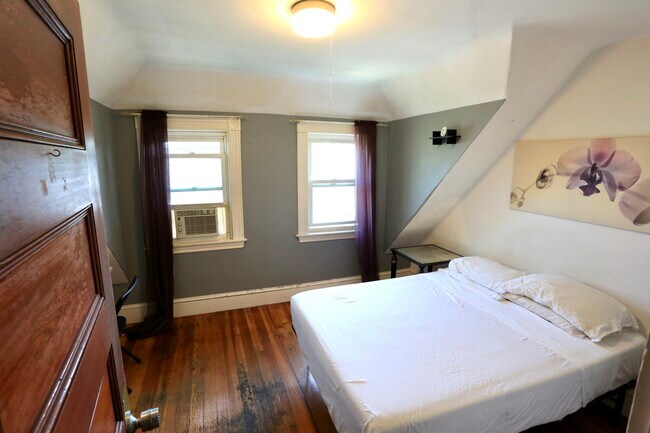 Building Photo - 124 Forest St Unit 3