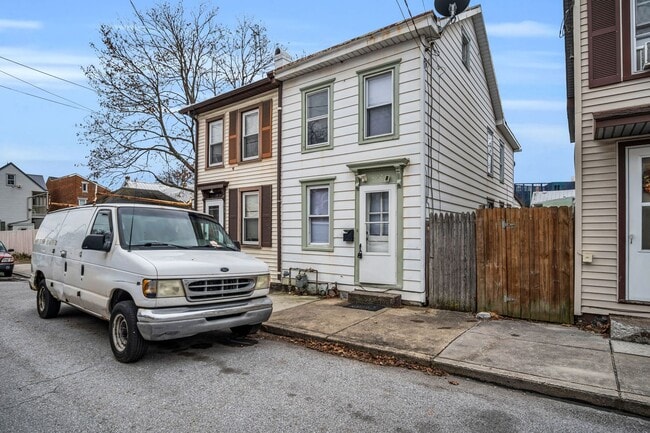 Building Photo - 2 bedroom 1 bathroom located in the heart of Carlisle