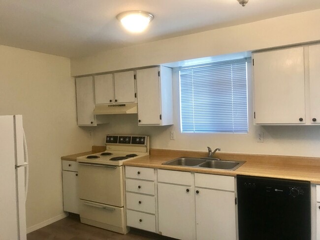 Photo - Hard to find 1 bdrm, 1 bath w/ garage!  1.7 miles from Sky Lakes Medical Center and Oregon Tech!