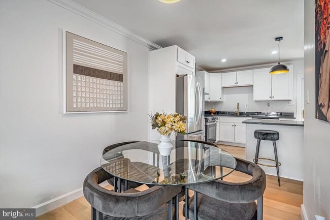 Photo - 1325 Barnaby Terrace SE