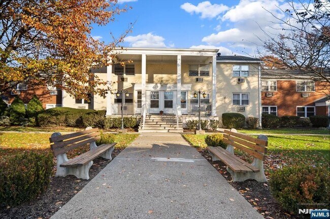 Building Photo - 53 Regency