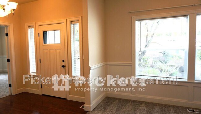 Photo - 1627 Lucero Pl E