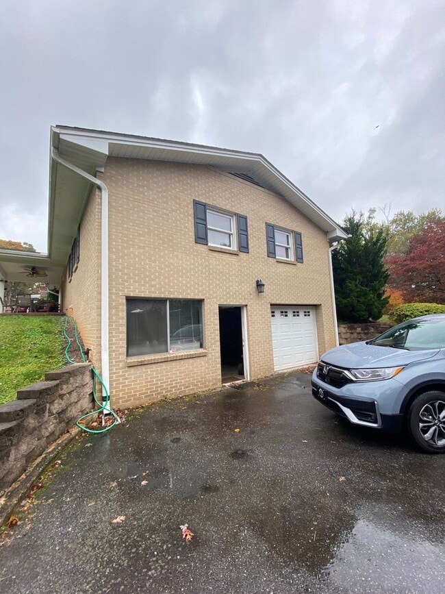 Photo - Beautiful brick, ranch home in the Enka Sc...