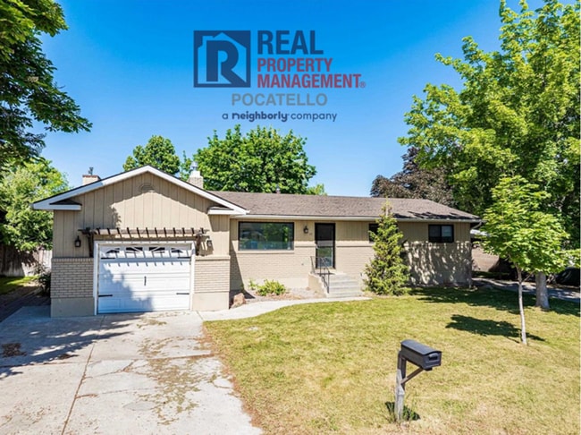 Building Photo - 5 Bedroom Home - University Area - Must See - Pet (dog) Negotiable