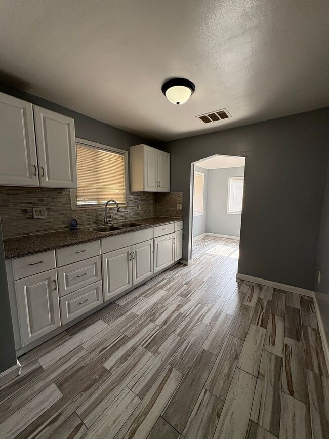 Building Photo - 2416 Kentucky St Unit 2416