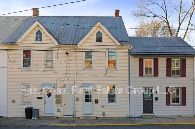 Photo - 218 N College St