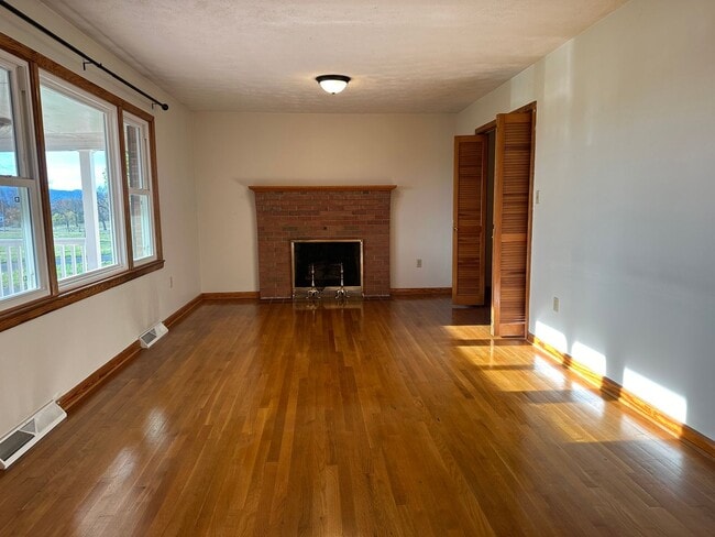 Photo - 1308 Minebank Rd