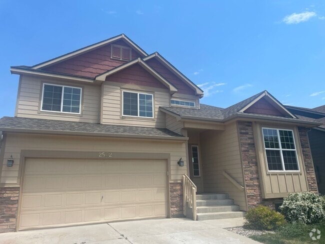 Building Photo - Beautiful 4 Bed, 3 Bath House in Maple Hill!