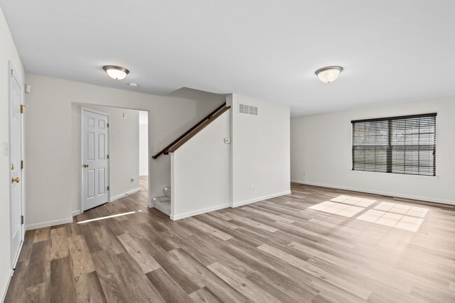 Photo - 614 Prairiegate Ct