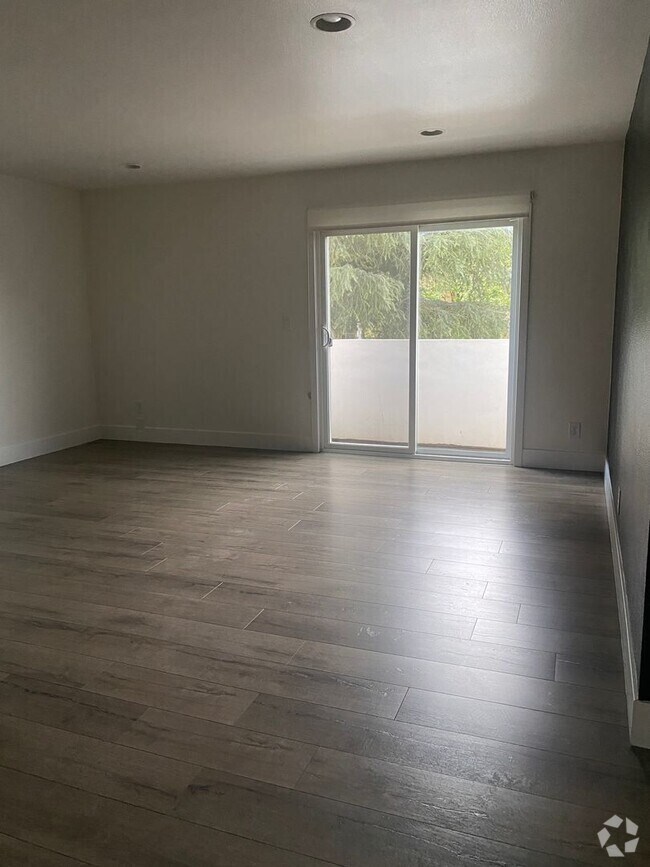 Building Photo - 14133 Calvert St Rental