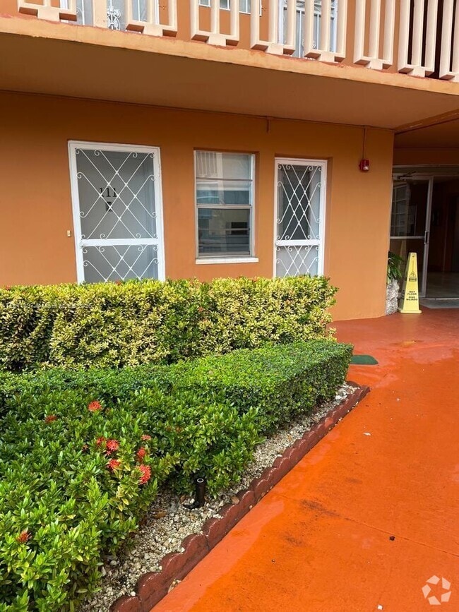 Building Photo - 1591 NE Miami Gardens Dr Unit 111 Rental