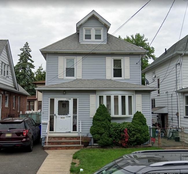 Building Photo - 834 Summit St Rental