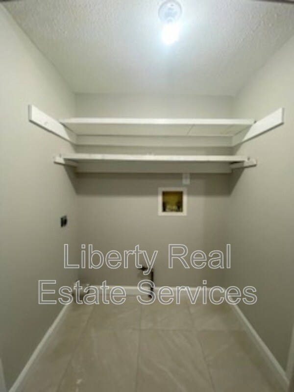 Photo - 728 Elaine St
