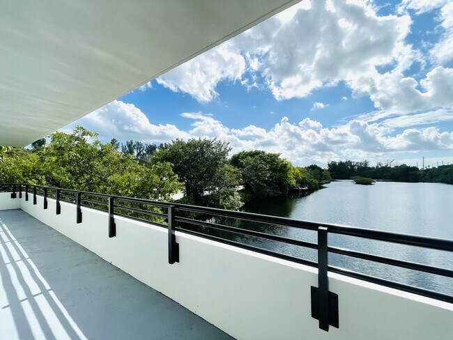Lakeside at Biscayne Gardens