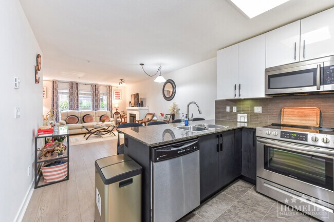 Photo - Charming 2 Bed 2 Bath + Den Ground Level Condo in Walnut Grove Unité A117