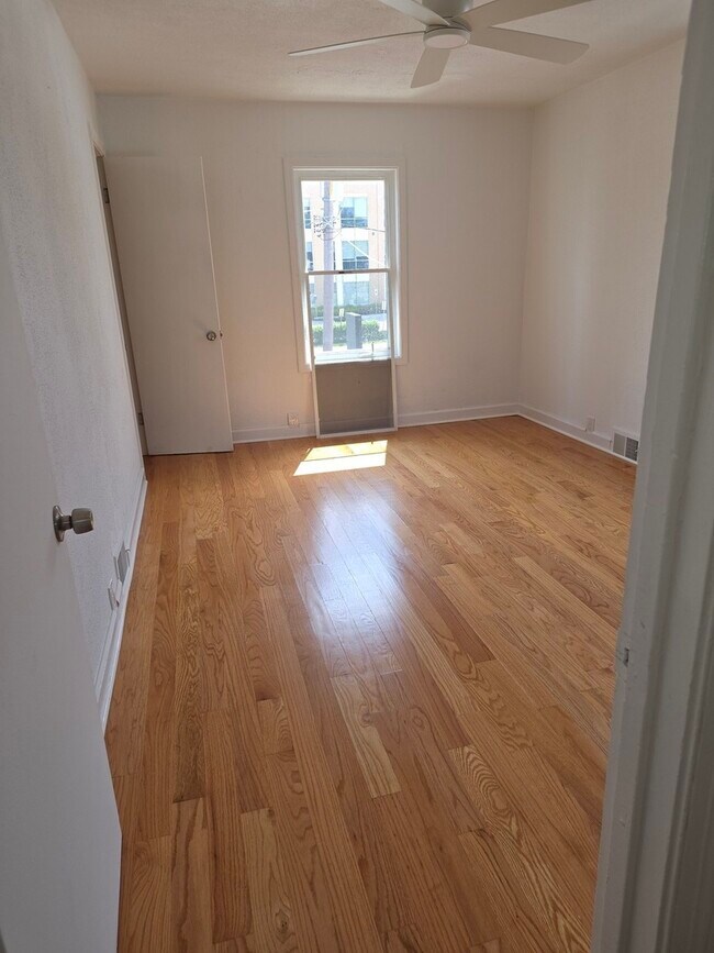318 W Ogden Ave