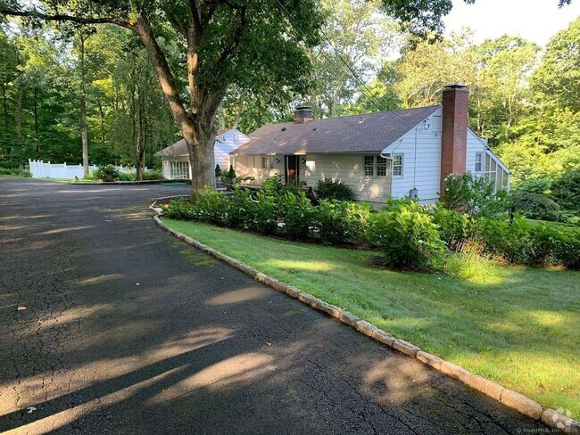 Building Photo - 10 Powder Horn Hill Rd Rental