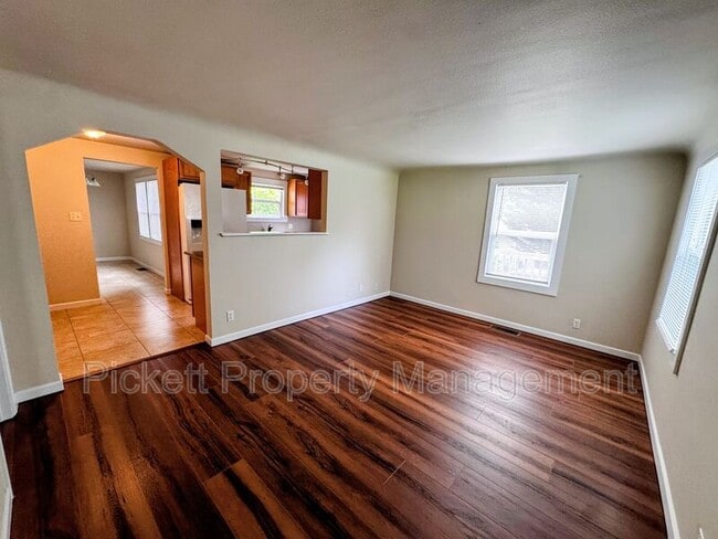 Photo - 840 Maple Ave E