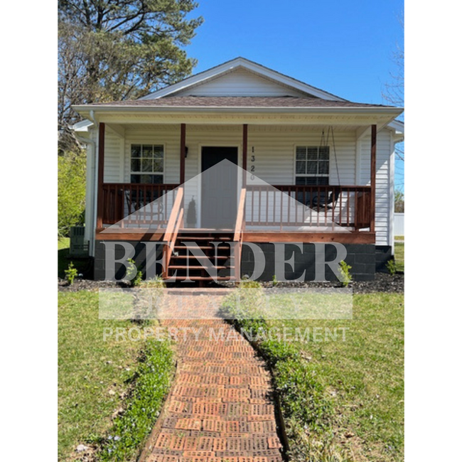 Building Photo - ADORABLE COTTAGE-STYLE HOME