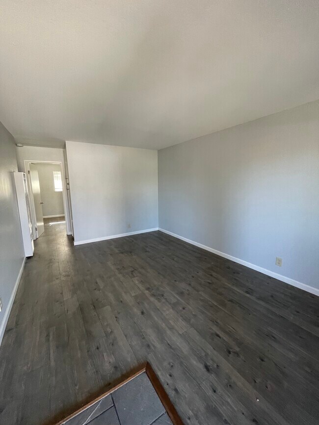 spacious living rooom - 5125 Lapa Dr Unit #3