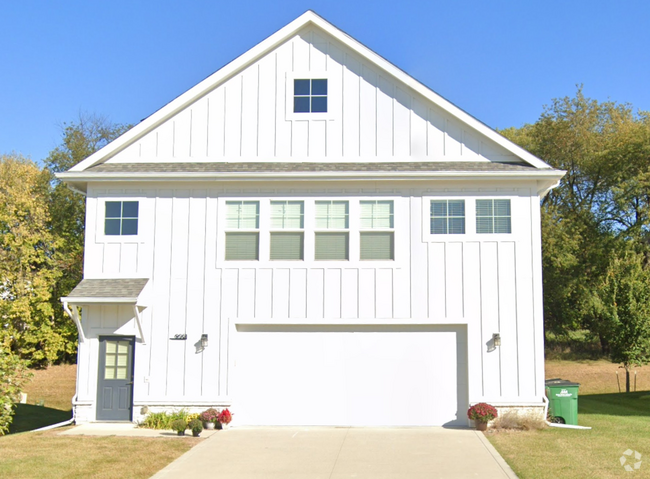 Building Photo - Beautiful Single Family Home With 6 Car At...