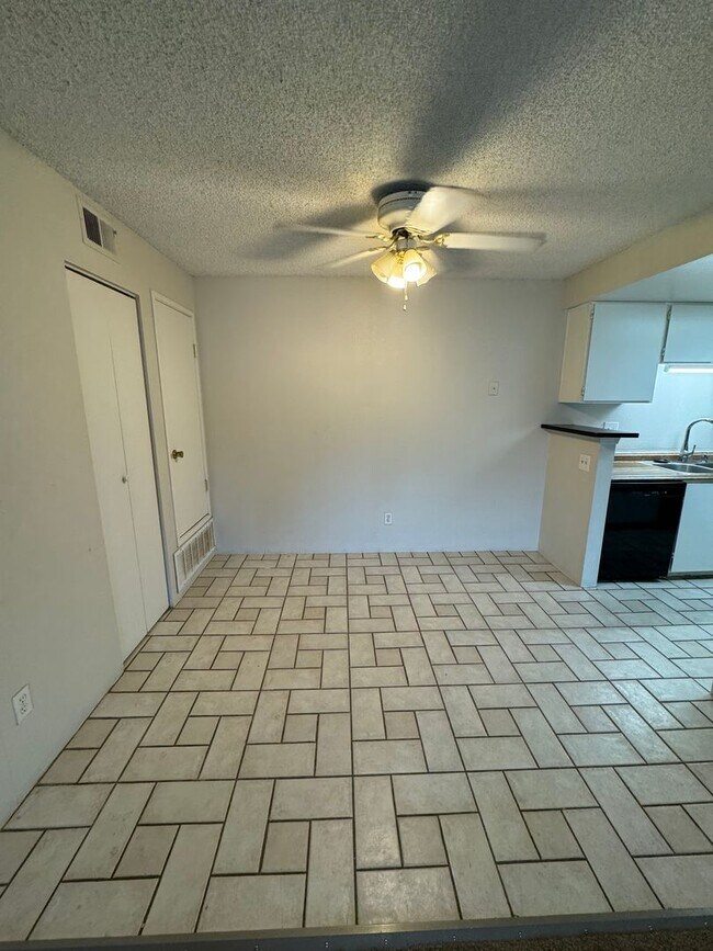 Second Level 3 Bed, 2 Bathroom Condo in Ro... Unit 202 Condo for Rent