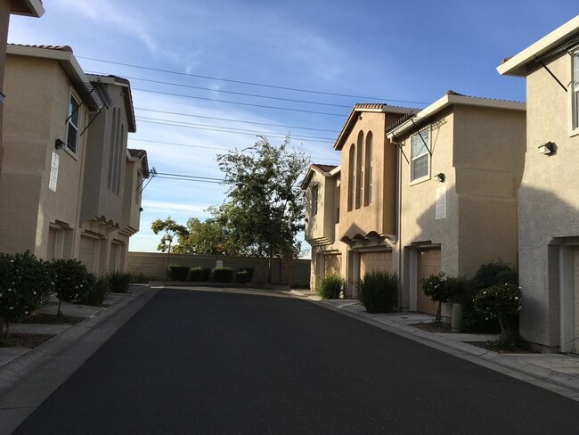 Building Photo - Beautiful Condo Community 2Beds 2Bath Convenient Location!