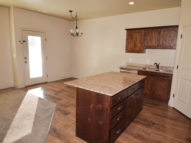 Photo - 740 S 70 E